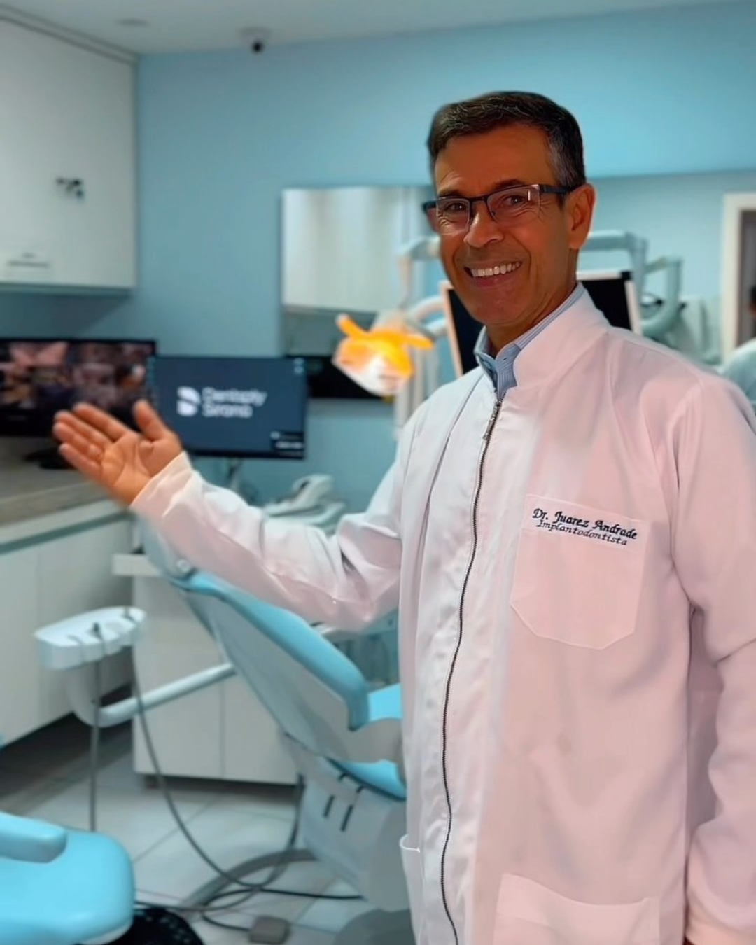 Paciente sorrindo após tratamento na Odontomax